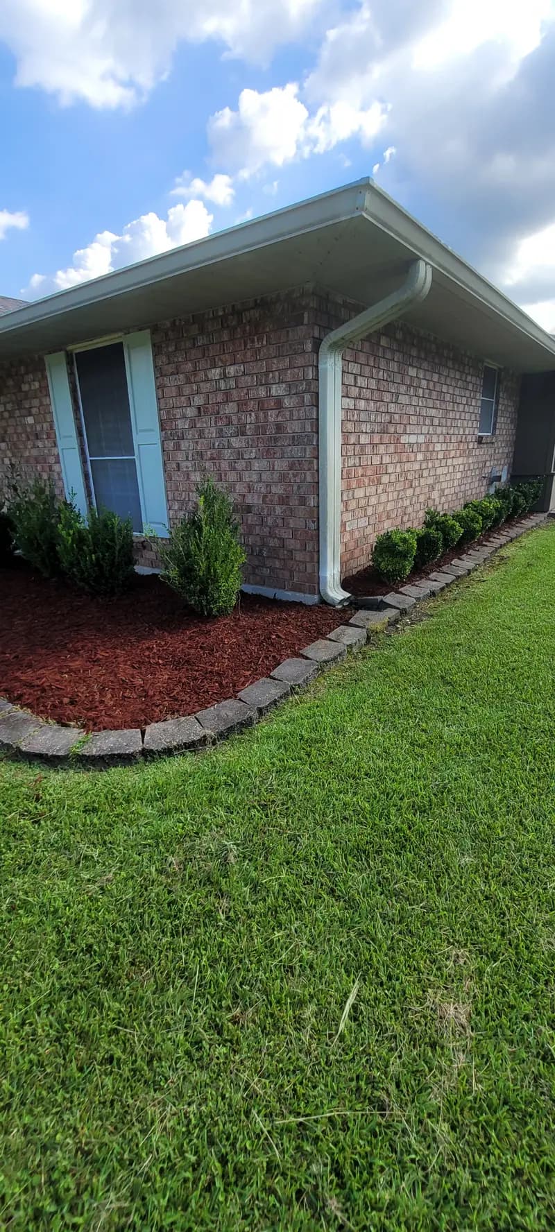 Side yard flowerbed mulch prep and clean trenching in Denham Springs